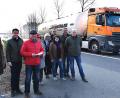 Bild: R. Kreuzer
An der B 470 begutachten die Delegierten mit Anliegern die Straße und schlagen den Einbau von Flüsterasphalt vor.
