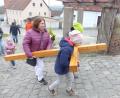 Bild: sl
Auch die Kleinsten tragen das Kreuz vom Kriegerdenkmal zum Pfarrhof und werden dabei von Karin Preßl unterstützt.