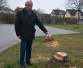 Bild: jr
Der frühere Gemeinderat Wolfgang Stamm kritisiert das Fällen von sieben Birken beim Pechbrunner Friedhof und fordert eine Neuanpflanzung.