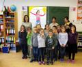 Bild: exb
Klassenleiterin Anita Kleeberger, Referentin Jutta Sehm vom Gesundheitsamt Tirschenreuth und Schulleiterin Inge Dick (hinten von links) mit den Kindern der Kombiklasse 1/2.