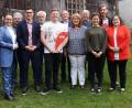 Bild: weu
Als Vorsitzender des SPD-Ortsvereins Teunz steht Johannes Kretschmer (Vierter von links) an der Spitze. Zur Gründung gratulieren (von links) Kreisvorsitzender Peter Wein, Ministerin Michelle Müntefering sowie MdB Marianne Schieder (rechts), Altlandrat Hans Schuierer (Vierter von rechts) und Bezirksvorsitzender Franz Schindler (Sechster von rechts).