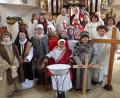 Bild: mng
Die Kommunionkinder spielen in der Stadtpfarrkirche Jesus Leidensgeschichte. Die Kleider der Schauspieler nähte Anita Müller.
