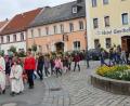 Bild: az
Voran die Erstkommunikanten mit ihren selbst gefertigten Palmbuschen, gefolgt von Pfarrer, Ministranten und vielen Gläubigen. So ging die Palmprozession betend und singend von der Alten Pfarrkirche zur Friedenskirche.