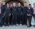 Bild: mng
„Durchmarsch“ von der Kreisliga in die Bezirksliga A Nord: Die erste Herrenmannschaft von „Gut Holz 70 Pressath“ bewies in der laufenden Saison Trainings- und Kampfgeist und steigt somit erneut auf. Bürgermeister Werner Walberer (links) und Stadtratsmitglied Susanne Reithmayer (rechts) hießen die Meisterkegler im Sitzungssaal des Dostlerhauses zum Eintrag ins Sportbuch willkommen.