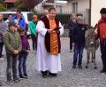 Bild: weu
Pfarrer Urban segnete die Palmbuschen. Der Kirchenzug mit Esel soll an den Einzug Jesus in Jerusalem erinnern.