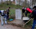 Bild: le
Die Mitglieder des Männervereins bringen die Kreuzwegstationen auf dem Nikolausberg auf Hochglanz.