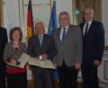 Bild: gib
Hildegund und Friedrich Eck (Mitte) erhielten die Auszeichnung aus den Händen von Regierungspräsident Axel Bartelt (links). Hahnbachs Bürgermeister Bernhard Lindner (von rechts) und stellvertretender Landrat Hans Kummert gratulierten.