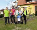 Bild: jhö
Das Ehepaar Roder freute sich mit den Zwillingen Lies und Jon, sowie dem älteren Sohn Quinn über die beiden Stammbäume von denen sie hoffentlich schon bald ernten können. Um den Nachwuchs ist es beim Speinsharter Gartenbauverein gut bestellt. Zum ersten Mal in der Vereinsgeschichte konnten die beiden Vereinsvorsitzenden Josef Höllerl und Christine Walter Stammbäume an ein Zwillingspaar überreichen.