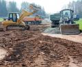 Bild: Gabi Schönberger
Die ersten Bagger sind schon bereit. Am neuen Sportpark in Pirk sollen noch bis Ende April Erdbauarbeiten vorgenommen werden.