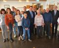 Bild: jr
Zahlreiche Gratulanten empfing Reinhard Nerlich (Fünfter von rechts) am Samstag zu seinem 80. Geburtstag im Café des Mehrgenerationenhauses. Mit dabei waren neben Frau Barbara (vorne, Mitte) und der übrigen Familie auch Zweiter Bürgermeister Stefan Grillmeier, Pfarrer Martin Schlenk sowie Vertreter der Faschingsvereinigung und des Roten Kreuzes.