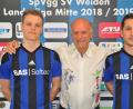 Bild: exb
Niklas Lang (links) und Moritz Zeitler bleiben zur Freude von Teammanager Hannes Beer bei der SpVgg SV Weiden.