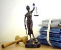 Bild: Volker Hartmann
Die modellhafte Nachbildung der Justitia steht auf dem Tisch eines Richters. Foto: Volker Hartmann/Archiv