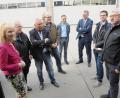 Bild: ge
„Der ist doch noch völlig ok“, meinten die SPD-Kreisräte kopfschüttelnd, als ihnen die Unternehmer einen zwölf Jahre alten Bus vorstellten, der jetzt laut Vorschrift nicht mehr fahren darf.