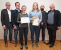 Bild: sön
Pfarrer Gottfried Schubach, Dirigent Miroslaw Zgrzendek (von rechts) Bürgermeister Erwin Geitner und Vorsitzender Sebastian Zapf gratulierten Sophie Rüth „der besten Trompeterin in Bayern Jahrgang 2000/2001“ und Lea Gauer (von links), die am Saxophon mit 91 Punkten die Blaskapelle St. Georg beim Bezirksentscheid im Solo-Wettbewerb „Concertino“ in Sulzbach-Rosenberg mit ausgezeichnetem Erfolg repräsentierte.