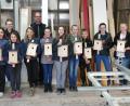 Bild: rha
Ein kurzweiliger Nachmittag: Zehn Ministranten der Pfarrei St. Ägidius fertigen Nistkästen mit Schreinermeister Philipp Lindner und haben dabei viel Spaß.