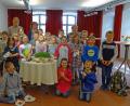 Bild: exb
Die Schulklasse 2b der Marien-Grundschule Tirschenreuth mit Betreuerinnen (von links): Lehrerin Judith Gleißner, MQ-Kinderbeauftragte Erika Rahm und Ingrid Leser.