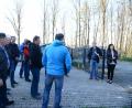 Bild: bey
Die Blicke von Bürgermeisterin Tanja Schiffmann und Erwin Walch, Deutsche Telekom, gehen in Richtung Standort innerhalb der Einfriedung beim Bauhof. Die Entscheidung fiel aber für den Standort "Steinhaufen" im Hintergrund außerhalb des eingezäunten Geländes.
