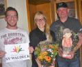 Bild: hl
Blumenstrauß-Übergabe an Susann durch Stefan Kuchenreuther (links) und Markus Schupfner.