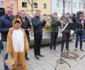 Bild: kro
Bürgermeister Franz Stahl, Stadtmarketingvorsitzender Dr. Maximilian Schön und eine Combo der Kreismsusikschule eröffneten den 20. kunsthandwerklichen Ostermarkt.