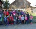 Bild: bej
Stolz präsentierten die Kinder ihre selbst gefertigten Windspiele, die bereits den Marktplatz in Winklarn verschönern.
