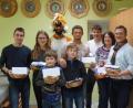 Bild: slh
Beim Osterschießen gewannen (von links) Stefan Gradl, Anna Schönl, Leon Mayer, Felix Mayer, Martin Mayer jun., Lukas Schönl, Kathrin Schönl und Jürgen Probst Preise. Überbracht wurden sie vom Osterhasen.