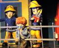 Bild: dwi
Norman Price steckt im Zaun fest und muss von Elvis und Sam befreit werden. Das Musical "Feuerwehrmann Sam rettet den Zirkus" begeistert die Fans der Brandbekämpfer im ACC.