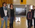 Bild: Kunz
Die beiden Lehrkräfte (von links) Ursula Soderer und Heike Krafcyk mit Elisabeth, Peter und Josef Salomonovic vor einer Ausstellung über das Konzentrationslager Flossenbürg, die Schüler der Gustl-Lang-Schule zusammengestellt haben.
