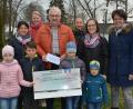 Bild: dob
Die Initiatoren des "Quietschenten"-Basar in der Stadthalle übergeben den Erlös aus dem Basar an Herbert Putzer (Mitte) als Vorsitzenden der Kinderkrebshilfe in der Region Oberpfalz Nord.