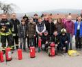 Bild: tu
Die siebte Klasse der Zottbachtal-Mittelschule sieht sich mit ihrer Lehrerin Christine Hirnet bei der Stützpunktfeuerwehr um.