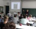 Bild: exb
Esther Dürnberger (links) und Ingrid Portenschlager (rechts) informieren die Schüler.