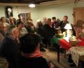 Bild: prh
Dicht gedrängt sitzen die Besucher bei der erstmals vom Oberpfalzverein Neustadt organisierten Sitzweil in der guten Stube des wunderschön renovierten Ledererhofs. Kreisheimatpflegerin Leonore Böhm beleuchtet Osterbräuche und deutet viele Symbole und Gegenstände rund um das Leiden, den Tod und die Auferstehung Christi.