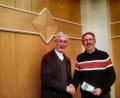Bild: kgg
Werner Hahn bei der Überreichung der 250-Euro-Spende an Pater Klaus Kniffki von den Steyler Missionaren in Tirschenreuth für sein Missionsprojekt in Moldawien.