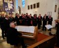 Bild: ct
Veranstalter des eindrucksvollen Passionskonzerts ist erneut der Kirchenchor Schlicht unter Leitung von Heinz Krob (rechts), hier begleitet von Franz Winklmann (vorn) am Klavier.