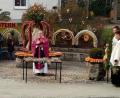 Bild: lgc
Pater Andreas Hamberger eröffnet den Palmsonntag beim Osterbrunnen am Kirchplatz. Gemeinsam mit den Pfarrangehörigen zieht der Geistliche dann zur Eucharistiefeier in die Pfarrkirche ein.