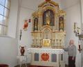 Bild: mmj
Förderverein-Vorsitzender Willibald Kulzer (hier am 2005 renovierten Hochaltar der Dorfkirche) erinnerte bei der Jahreshauptversammlung an die vielen ehrenamtlichen Stunden, die für ein sauberes Erscheinungsbild des Gotteshauses geleistet wurden.
