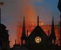 Bild: Thibault Camus/dpa
Flammen und Rauch steigen aus der Kathedrale Notre-Dame in Paris auf. Am Montagabend war hier ein verheerendes Feuer ausgebrochen. Die Ursache des Brandes ist nach wie vor unklar.