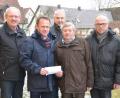 Bild: dob
Kirchenbauverein-Vorsitzender Georg Ertl (links) überreicht mit seinen Vorstandsmitgliedern Heinrich Frischholz und Bernhard Bodensteiner (von rechts) 5500 Euro für die Sanierung des Kindergartens Don Bosco an Dekan Alexander Hösl (Zweiter von links) und Kirchenpfleger Günter Hassmann (Dritter von rechts).