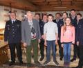 Bild: fvo
70 Jahre ist Max Stahl (Zweiter von links) aus Albersrieth bei der Lennesrieth Wehr. Konstantin Stahl (Fünfter von links) und Valentina Stahl (Fünfte von rechts) sind neu in der Wehr. Weiter im Bild: Beförderte Feuerwehrmänner und der aktive Feuerwehrmann Werner Ertl (rechts) der für seinen 40-jährigen aktiven Dienst geehrte wurde.