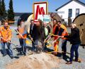 Bild: exb
Spatenstich zum Breitbandausbau in Kulmain: Bürgermeister Günter Kopp (Vierter von rechts) freut sich.