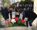 Bild: Hirsch
Oberbürgermeister Andreas Feller legte mit seinen Stellvertreterinnen Ulrike Roidl und Martina Englhardt-Kopf in der Fichtlanlage einen Kranz zum Gedenken an die Opfer des Bombenangriffs vom 17. April 1945 nieder.