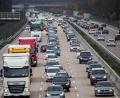 Bild: Christophe Gateau
Autos und Lastwagen stehen im Stau. Foto: Christophe Gateau/Archivbild
