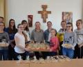 Bild: gi
Stolz präsentieren einige Ministranten ihr Osterhasen-Backwerk. Verkauf ist am Gründonnerstag und Karfreitag jeweils vor den Gottesdiensten. Außerdem gibt es noch Osterlämmer.