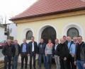 Bild: fg
Der Bauauschuss des Hirschauer Stadtrats Bürgermeister Hermann Falk (Vierter von links) an der Spitze informiert sich in Steiningloh. Ortssprecher Erich Stauber (Fünfter von links) erläutert der den Fortgang der Kapellensanierung.