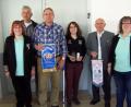 Bild: fjo
Die beiden Leiterinnen des Zuchtbuchs Bayern, Michaela Huber (links) und Heike Huber (rechts), überreichen die Landespreise an (von rechts) Theo Grötsch, Nadja Dostler, Gerhard Lang und Roland Holzmann.