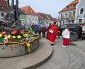Bild: hm
Nach dem Familiengottesdienst segnete Pater Georg den Kinderosterbrunnen am Pfreimder Marktplatz.