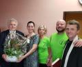 Bild: jss
Zweiter Bürgermeister Peter Gold (Fünfter von rechts) übergab Gabriela Kuglerová (vierte von rechts) und ihrem Team zur Eröffnung von Physiotherapie Plus einen Blumenstock. Kaplan Paul Gebendorfer (erster von rechts) segnete die Praxis.