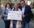 Bild: cv
Elke Reinhart (Mitte) freut sich über die Spende in Höhe von insgesamt 6000 Euro, die von Dieter Lütje, Präsident des Lions Clubs Schwandorf, und Claudia Kaufmann, Präsidentin des Lions Clubs Oberpfälzer Wald, überreicht wurde.
