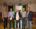 Bild: kei
Die geehrten Mitglieder Bernhard Schafbauer, Anton Vitzthum und Alois Ebenschwanger mit Vorsitzendem Markus Schlegel (rechts) und seinem Vertreter Hans Keilhammer.