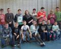 Bild: grm
Beim Boccia-Bezirksturnier der Förderschulen präsentieren die Sieger stolz ihre Urkunden, Medaillen und Pokale. Unsere Aufnahme zeigt die Partnerklasse 6 der Mittelschulstufe und die Klasse BS1 der Berufsschule aus dem HPZ Irchenrieth mit Organisator Markus Schuller (hinten rechts).