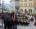 Bild: bph
Vor der Prozession der Pfarrei Sankt Johannes den Stadtberg hinauf zum „Johannesdom“ stand am Unteren Markt zunächst die Segnung der Palmzweige und bunt bebänderten Buschen mit Weidenkätzchen. Um einen Eindruck von den Ereignissen vor 2000 Jahren zu vermitteln waren auch echte Phönix-Palmblätter dabei.